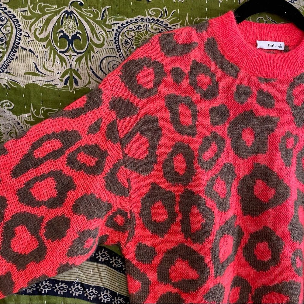 TNA x Aritzia Dayglow Pink/ Soot Animal Print Utica Cropped Sweater Size Small - Picture 9 of 16